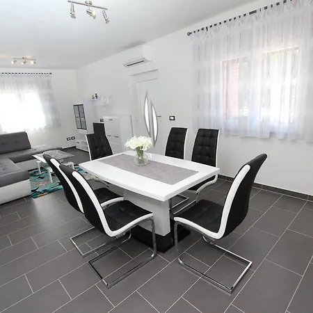 Mondelaco * 罗维尼