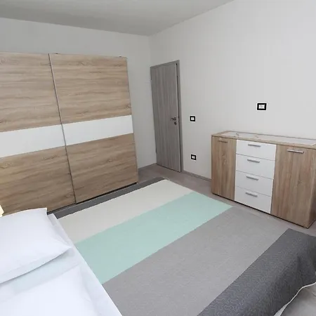 Mondelaco Ровинь