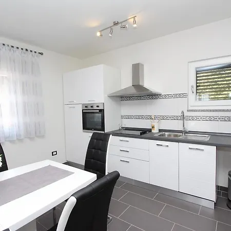 Mondelaco Ровинь